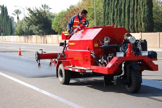 Самоходная машина для нанесения защитных текстурных эмульсий  PavementSaver 2